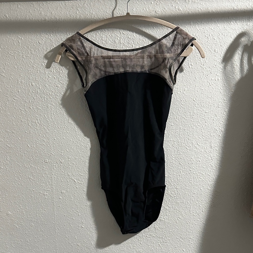 Eleve Leo size medium